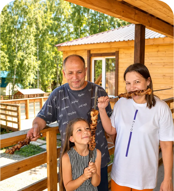 Семья на отдыхе с шашлыком